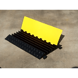 [AC905-CV] Protector de Cable de 5 Canales / Base de Goma y Tapa de Plástico / Capacidad 4.6 Toneladas / Canal 38x35MM / Longitud 90 cm / Amarillo y Negro | AC905-CV